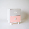 Mesita de noche con cajones con tiradores triangulares - blanco/rosa