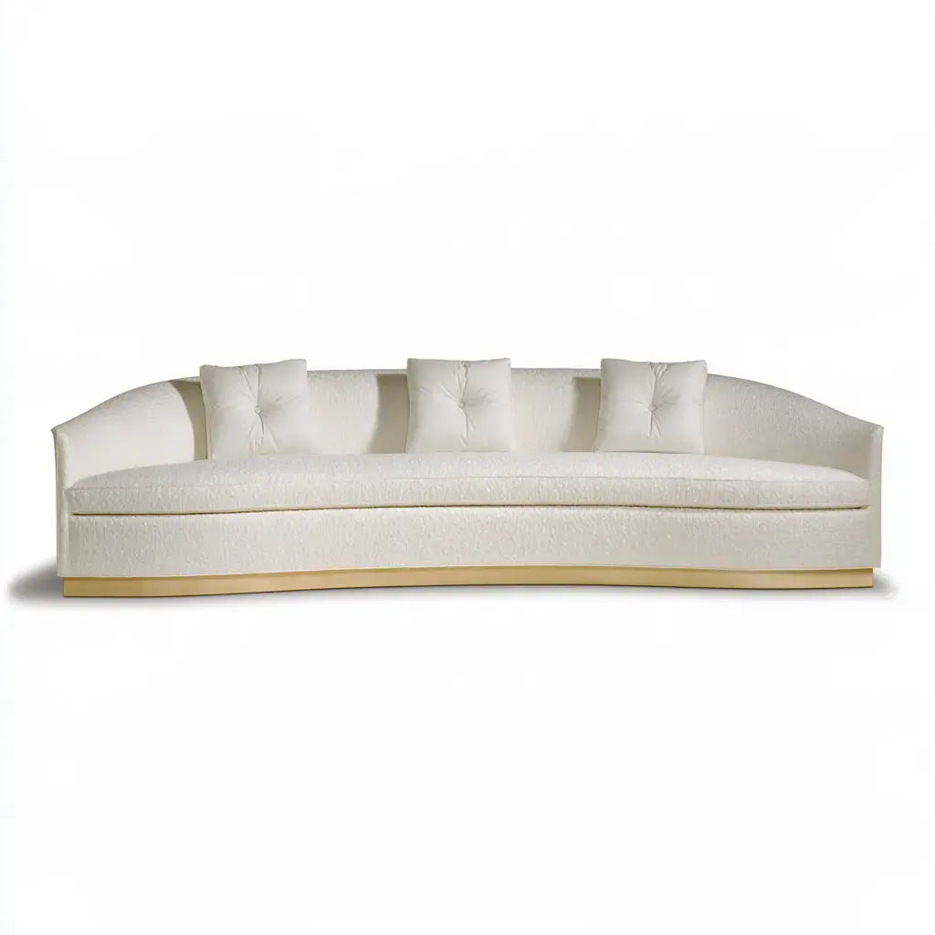 Sofá curvado con cojines claros - beige